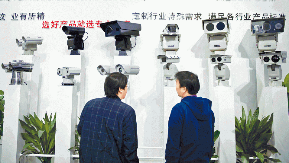 人臉識別設備成為安博會展覽必備。