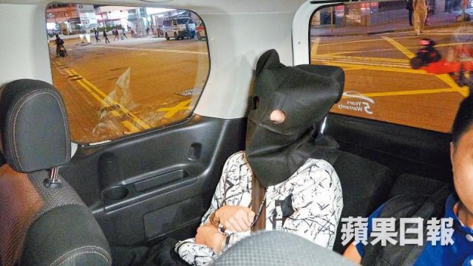 涉案姓張男子被蒙頭帶署調查。