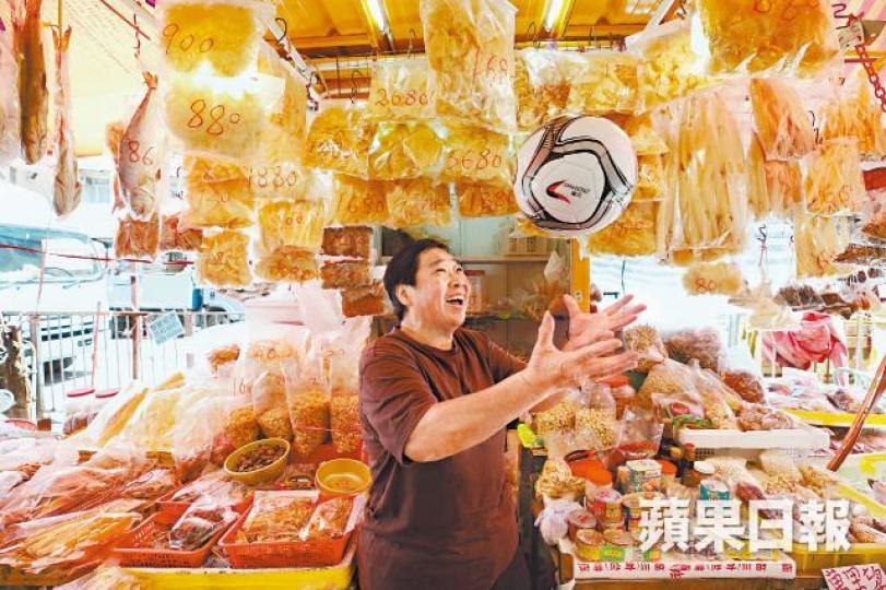 姜蕙娟6歲開始幫手在街市擺檔，是一位超級球迷。家中安裝了所有足球頻道，任何球賽都不會錯過。娟姨認為人生如球賽，「今場輸咗，下場贏番咪得囉！」英超球隊中，娟姨獨愛車路士。資料圖片能夠入場觀賞世盃賽事，支持自己心愛的球隊，娟姨於願足矣。2002年世盃，娟姨和丈夫花了十多萬去睇波。常把球賽掛在嘴邊，大部份顧客都搭不上嘴。自蔡育瑜（左）由球員轉做講波佬，娟姨對本地波不再熱衷。