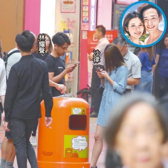 穿上連身短裙的沙律毫不介意與男友林耀聲當眾煲煙。讀者提供圖片 穿上連身短裙的沙律毫不介意與男友林耀聲當眾煲煙。讀者提供圖片