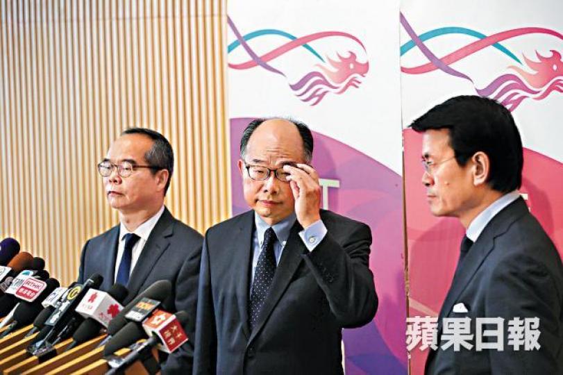 陳帆（中）昨與邱騰華及劉江華，交代應付大橋人流對策。