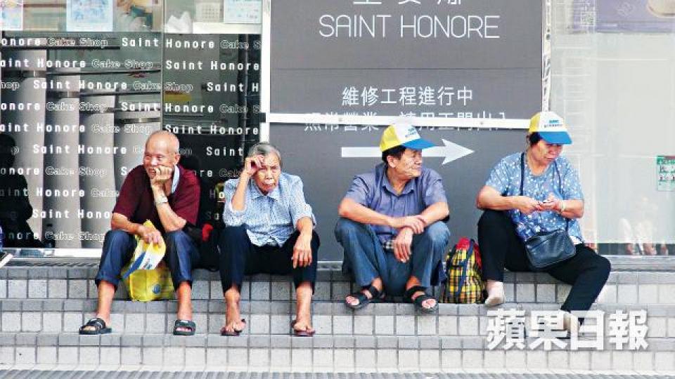 退休農民劉先生（右二）因政府收地獲賠175萬，稱來港只為睹大橋風光。周子惇攝