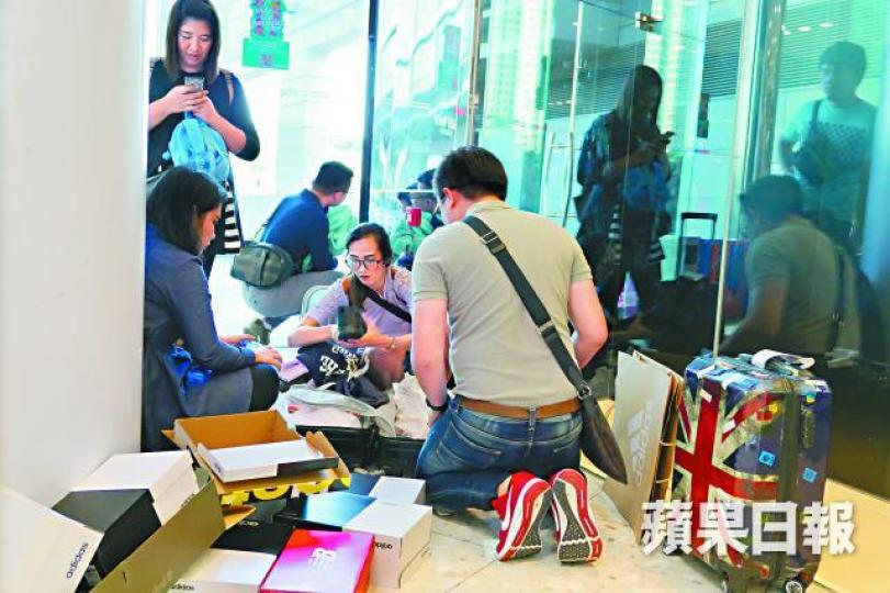霸地分貨不少內地遊客在東涌商場購物後即場執拾戰利品，包裝盒隨地亂放。徐雲庭攝亂拋糭葉瘋狂掃貨東涌居民鄧太前日到超市買日用品，避開周末人潮。