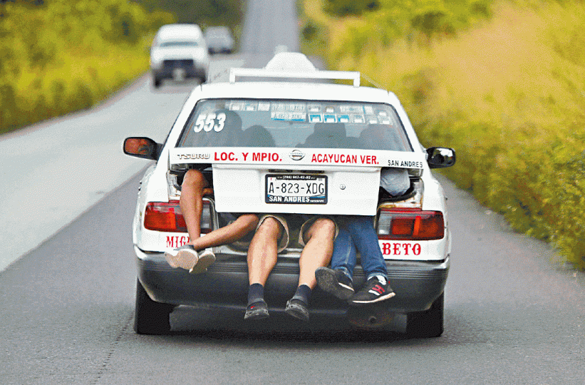 中美洲移民難民大隊各師各法北上美國,有人在的士車尾箱乘順風車。美聯社 中美洲移民難民大隊各師各法北上美國,有人在的士車尾箱乘順風車。美聯社