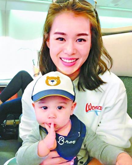 胡杏兒與囝囝Brendan未出發前合照留念,更留言表示是囝囝首次出外旅遊。互聯網圖片小Brendan首次出遊對所有事情都好奇,非常可愛。互聯網圖片 胡杏兒與囝囝Brendan未出發前合照留念,更留言表示是囝囝首次出外旅遊。互聯網圖片小Brendan首次出遊對所有事情都好奇,非常可愛。互聯網圖片