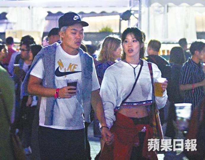 歐鎧淳與男友胡子彤買啤酒後,再手拖手去台前睇騷。王嘉儀昨日參與Clockenflap演出,大感興奮。英國樂隊Plup前主音Jarvis表示歌曲有意思,正考慮為它出教科書。張繼聰昨晚戴上口罩與謝安琪帶同一對子女現身音樂節。 歐鎧淳與男友胡子彤買啤酒後,再手拖手去台前睇騷。王嘉儀昨日參與Clockenflap演出,大感興奮。英國樂隊Plup前主音Jarvis表示歌曲有意思,正考慮為它出教科書。張繼聰昨晚戴上口罩與謝安琪帶同一對子女現身音樂節。