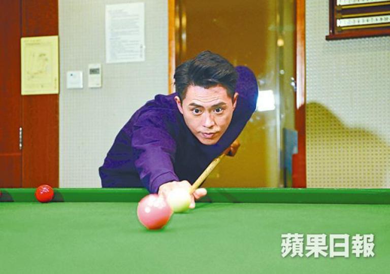 森美入行將近25年,體態與心境依然保持年輕。【2017年】勤力做運動的森美,練出腹肌的大隻身形。【2000年】森美曾是170磅肥仔。森美曾患上抑鬱,自封是負能量王。森美與太太結婚18年,原來白色謊言是他的夫婦保鮮之道。資料圖片 森美入行將近25年,體態與心境依然保持年輕。【2017年】勤力做運動的森美,練出腹肌的大隻身形。【2000年】森美曾是170磅肥仔。森美曾患上抑鬱,自封是負能量王。森美與太太結婚18年,原來白色謊言是他的夫婦保鮮之道。資料圖片