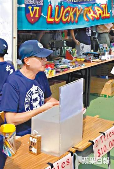 許晉亨昨日為參與囝囝Jayden學校開放日當家長義工,罕有地穿上T恤、Cap帽。讀者提供圖片許晉亨負責賣活動遊戲券,被一大班小朋友圍住仍面帶笑容。讀者提供圖片許晉亨似乎非常享受義務活動,一做便做了一個小時。讀者提供圖片許晉亨完成工作後立即會合囝囝,兩父子有傾有講,更穿上同款的學校制服。讀者提供圖片【16年8月】李嘉欣和許晉亨(箭嘴示)非常緊張囝囝學業,前年雙雙出席男拔小一收生簡介座談會。資料圖片【今年9月】李嘉欣和許晉亨近年將生活的重心,都放到囝囝Jayden身上。資料圖片 許晉亨昨日為參與囝囝Jayden學校開放日當家長義工,罕有地穿上T恤、Cap帽。讀者提供圖片許晉亨負責賣活動遊戲券,被一大班小朋友圍住仍面帶笑容。讀者提供圖片許晉亨似乎非常享受義務活動,一做便做了一個小時。讀者提供圖片許晉亨完成工作後立即會合囝囝,兩父子有傾有講,更穿上同款的學校制服。讀者提供圖片【16年8月】李嘉欣和許晉亨(箭嘴示)非常緊張囝囝學業,前年雙雙出席男拔小一收生簡介座談會。資料圖片【今年9月】李嘉欣和許晉亨近年將生活的重心,都放到囝囝Jayden身上。資料圖片