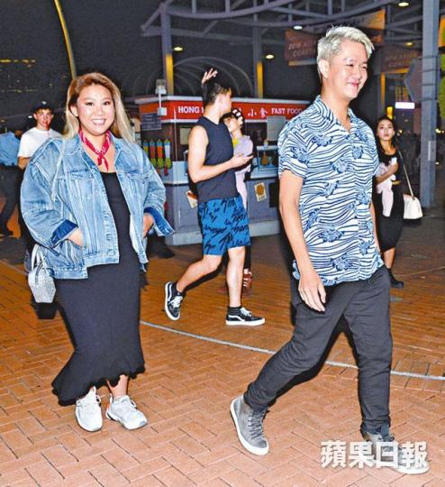 欣宜昨日孖藍奕邦到場,她表示前來欣賞Khalid演出。 欣宜昨日孖藍奕邦到場,她表示前來欣賞Khalid演出。