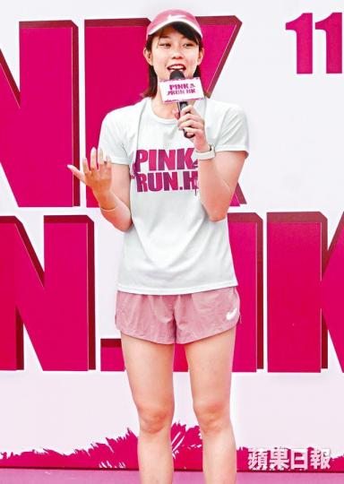 歐鎧淳昨日透露從去年開始成功游說家人一齊做運動。陳家樂笑說因為跑馬拉松比湯怡慢,所以放棄。 歐鎧淳昨日透露從去年開始成功游說家人一齊做運動。陳家樂笑說因為跑馬拉松比湯怡慢,所以放棄。