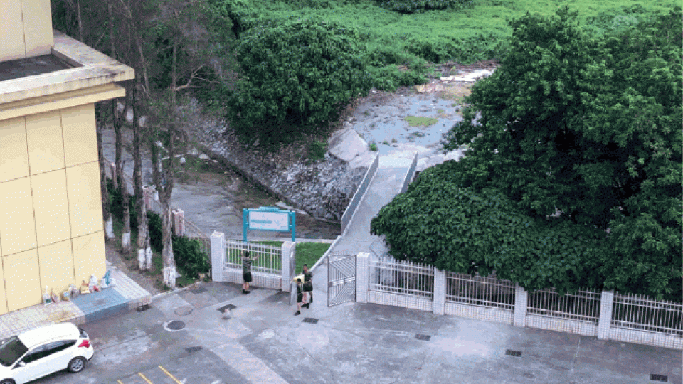邊防部隊人員從香港境內搬運一袋袋疑似物資返回深圳境內。傳真社 邊防部隊人員從香港境內搬運一袋袋疑似物資返回深圳境內。傳真社
