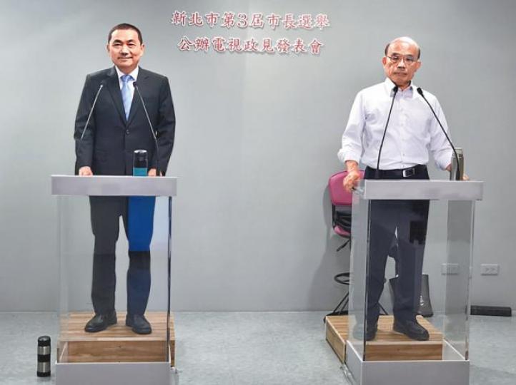 侯友宜(左)和蘇貞昌(右)昨展開首場一對一辯論會,兩人就老人福利等針鋒相對。台灣《蘋果日報》 侯友宜(左)和蘇貞昌(右)昨展開首場一對一辯論會,兩人就老人福利等針鋒相對。台灣《蘋果日報》