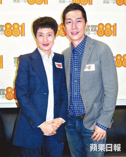 馬仔與顧美華排舞台劇時憶起亡母,不禁落淚。 馬仔與顧美華排舞台劇時憶起亡母,不禁落淚。