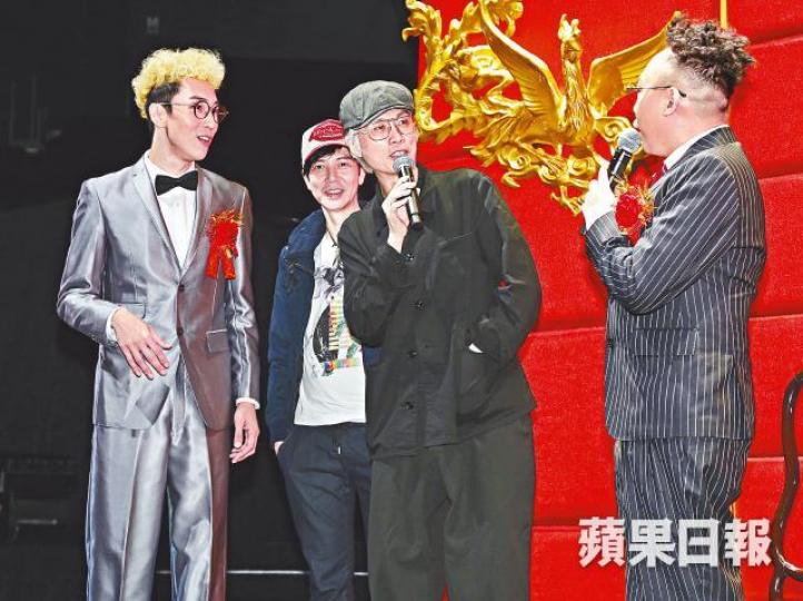 子華(右二)被邀上台合照時,叫台下觀眾一齊影。謝安琪和老公張繼聰撐農夫開騷,未有帶一對子女到場。唐詩詠前晚入場支持農夫。陸永(右)與C君在台上講棟篤笑,子華在台下拍爛手掌。 子華(右二)被邀上台合照時,叫台下觀眾一齊影。謝安琪和老公張繼聰撐農夫開騷,未有帶一對子女到場。唐詩詠前晚入場支持農夫。陸永(右)與C君在台上講棟篤笑,子華在台下拍爛手掌。