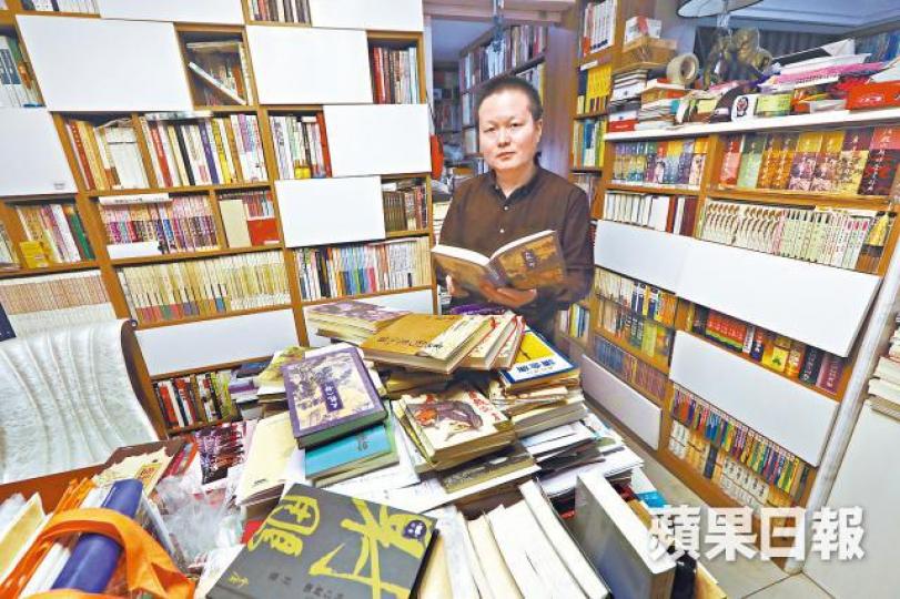 袁斐家儼如一個小型金庸圖書館。除了收藏著作外,袁斐連所有與金庸有關的刊物都不會放過。 袁斐家儼如一個小型金庸圖書館。除了收藏著作外,袁斐連所有與金庸有關的刊物都不會放過。