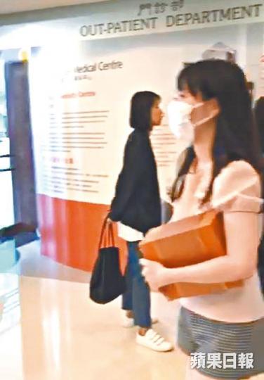 呂麗君日前俾讀者野生捕獲,見到佢一身樸素打扮喺養和醫院出現。讀者提供圖片昔日呂麗君身邊曾有唔少保鑣。資料圖片 呂麗君日前俾讀者野生捕獲,見到佢一身樸素打扮喺養和醫院出現。讀者提供圖片昔日呂麗君身邊曾有唔少保鑣。資料圖片