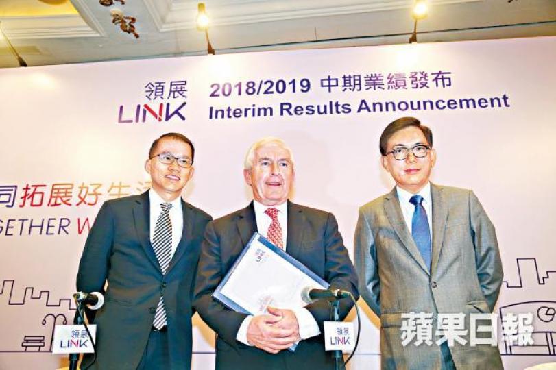 王國龍(右)指收購內地物業增長比香港快。鄒潔珊攝 王國龍(右)指收購內地物業增長比香港快。鄒潔珊攝