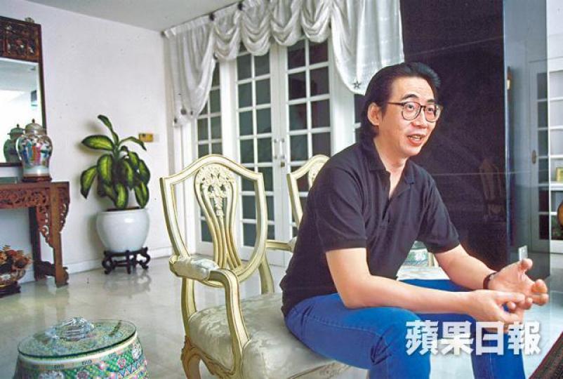 林振強的歌詞有創意,加上精妙地融入廣東歌詞,至今無人能及。潘源良憶述林振強接受治療期間,對方時好時壞,精神好點時就會約他到家中飯敍。潘源良與林振強是惺惺相惜的好友,而林憶蓮與夏韶聲都唱過林振強不少作品。潘源良與林振強接龍寫的夏韶聲《車站》歌詞手稿,保存至今。林振強(左二)與胞姊林燕妮(左一) 和弟妹林振剛、林雁妮先後都因癌症逝世。2004年林振強遺孀捐出亡夫手稿並舉行歌詞作品展,與兒子一起出席。資料圖片《洋葱頭》漫畫充份展現出林振強的直率個性。 林振強的歌詞有創意,加上精妙地融入廣東歌詞,至今無人能及。潘源良憶述林振強接受治療期間,對方時好時壞,精神好點時就會約他到家中飯敍。潘源良與林振強是惺惺相惜的好友,而林憶蓮與夏韶聲都唱過林振強不少作品。潘源良與林振強接龍寫的夏韶聲《車站》歌詞手稿,保存至今。林振強(左二)與胞姊林燕妮(左一) 和弟妹林振剛、林雁妮先後都因癌症逝世。2004年林振強遺孀捐出亡夫手稿並舉行歌詞作品展,與兒子一起出席。資料圖片《洋葱頭》漫畫充份展現出林振強的直率個性。