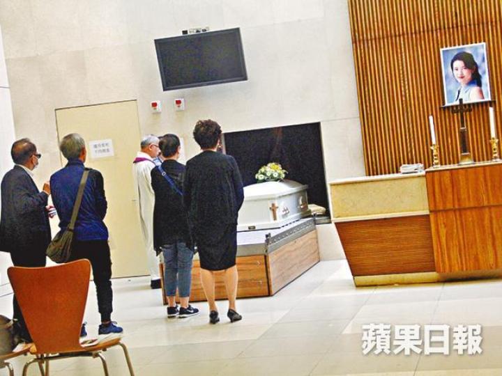 藍潔瑛火化儀式由陳志明副主教主持,僅六位親友作最後送別。疑是藍潔瑛同父異母兄長的白髮男親屬,捧着藍潔瑛遺照送她最後一程。藍潔瑛遺照亦在遺體火化後,被放入化寶爐。藍潔瑛胞姊(左三)神情哀傷,在旁的女親友亦不禁拭淚。 藍潔瑛火化儀式由陳志明副主教主持,僅六位親友作最後送別。疑是藍潔瑛同父異母兄長的白髮男親屬,捧着藍潔瑛遺照送她最後一程。藍潔瑛遺照亦在遺體火化後,被放入化寶爐。藍潔瑛胞姊(左三)神情哀傷,在旁的女親友亦不禁拭淚。