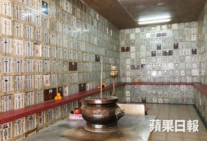 政府鼓勵龕場賣位採「先預繳後分期」方式,先要求買家付一部份費用,其餘按買位年期平均分攤,降低消費者風險。 政府鼓勵龕場賣位採「先預繳後分期」方式,先要求買家付一部份費用,其餘按買位年期平均分攤,降低消費者風險。
