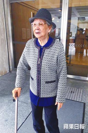 梅媽昨現身高等法院,欲從梅艷芳遺產信託申請20多萬補擺壽宴。 梅媽昨現身高等法院,欲從梅艷芳遺產信託申請20多萬補擺壽宴。