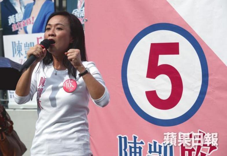 一名居於廟街的女侍應撕走304張陳凱欣競選海報。 一名居於廟街的女侍應撕走304張陳凱欣競選海報。