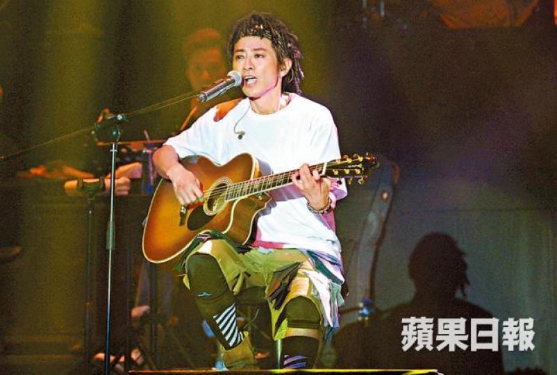 孫耀威指歌迷送他結他後不久去世,慨嘆生命無常。孫耀威忍不住落淚,全場與他大合唱。王君馨(左二)和李亞男帶另一半睇騷。 孫耀威指歌迷送他結他後不久去世,慨嘆生命無常。孫耀威忍不住落淚,全場與他大合唱。王君馨(左二)和李亞男帶另一半睇騷。