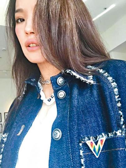 舒淇大力支持婚姻平權。互聯網圖片有份競逐影后影帝的謝盈萱和邱澤都戴上彩虹V徽章。丁寧拿着彩虹V徽章,呼籲大家下周投票婚姻平權。 舒淇大力支持婚姻平權。互聯網圖片有份競逐影后影帝的謝盈萱和邱澤都戴上彩虹V徽章。丁寧拿着彩虹V徽章,呼籲大家下周投票婚姻平權。