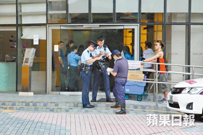 王墮樓之後,警員在現場調查。 王墮樓之後,警員在現場調查。