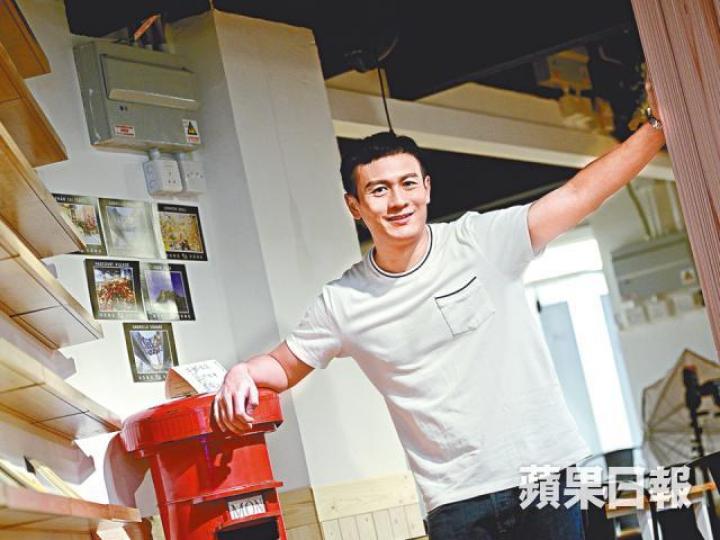 在未遇到伯樂時,周祉君曾經歷一段捱飯盒及演閒角的日子。周祉君去年簽約古天樂(右),獲安排在影壇發展。互聯網圖片 在未遇到伯樂時,周祉君曾經歷一段捱飯盒及演閒角的日子。周祉君去年簽約古天樂(右),獲安排在影壇發展。互聯網圖片