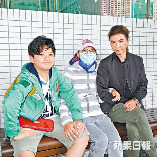 黃翊昨日接太太陳存正出院,陳存正行動緩慢,要坐下受訪。 黃翊昨日接太太陳存正出院,陳存正行動緩慢,要坐下受訪。