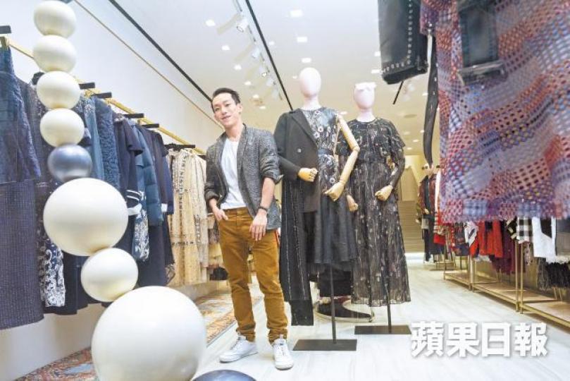 Harris以前連公司有幾多間分店都不清楚,現在經常都會去分店巡視。海陸空時裝騷,概念是Stop the traffic,讓大家停下來欣賞。 Harris以前連公司有幾多間分店都不清楚,現在經常都會去分店巡視。海陸空時裝騷,概念是Stop the traffic,讓大家停下來欣賞。
