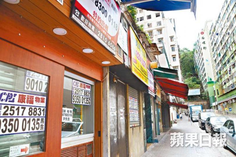 西環邨對出的加多近街,多間舖位丟空及貼出廣告招租。 西環邨對出的加多近街,多間舖位丟空及貼出廣告招租。