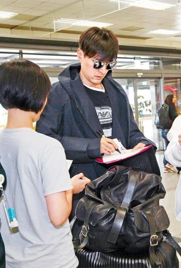 【胡歌提早離台】原定留台五天四夜的胡歌,昨日提早離台,行程縮短成三天兩夜。台灣《蘋果日報》【鞏俐拒絕上台】原為頒獎嘉賓之一的鞏俐,在李安頒獎時坐在台下。電視圖片【李安台上尷尬】李安獨自上台頒獎,在台上催促鞏俐上台卻未能成功。台灣《蘋果日報》【涂們:中國台灣】涂們與惠英紅頒獎時,爆出「中國台灣」,似反擊傅榆的「台獨」。台灣《蘋果日報》【傅榆「台獨」論】傅榆(左)與製片洪廷儀上台領獎時發言希望台灣被看待為獨立個體。【張藝謀拒採訪】張藝謀(左)舉行慶功宴,卻不讓台灣傳媒採訪。頒獎嘉賓陳奕迅昨晚抵港時避 【胡歌提早離台】原定留台五天四夜的胡歌,昨日提早離台,行程縮短成三天兩夜。台灣《蘋果日報》【鞏俐拒絕上台】原為頒獎嘉賓之一的鞏俐,在李安頒獎時坐在台下。電視圖片【李安台上尷尬】李安獨自上台頒獎,在台上催促鞏俐上台卻未能成功。台灣《蘋果日報》【涂們:中國台灣】涂們與惠英紅頒獎時,爆出「中國台灣」,似反擊傅榆的「台獨」。台灣《蘋果日報》【傅榆「台獨」論】傅榆(左)與製片洪廷儀上台領獎時發言希望台灣被看待為獨立個體。【張藝謀拒採訪】張藝謀(左)舉行慶功宴,卻不讓台灣傳媒採訪。頒獎嘉賓陳奕迅昨晚抵港時避
