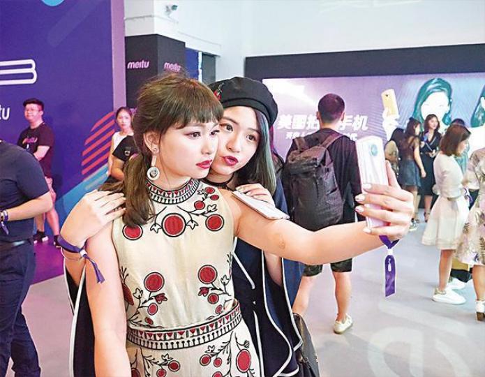 美圖手機大受女性歡迎，小米藉合作擴大用戶群。
