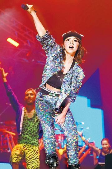 G.E.M.入選今年BBC百大女性,香港出道的她被大會指是中國創作歌手。資料圖片G.E.M.今年成為「超級英雄」,獲剛過世的Marvel之父Stan Lee為她打造角色。黑人女星Noma Dumezweni在舞台劇版《哈利波特》中扮演「妙麗」時,受盡抨擊。資料圖片俄羅斯模特兒Svetlana逾一半皮膚被燒傷,仍積極面對人生。資料圖片 G.E.M.入選今年BBC百大女性,香港出道的她被大會指是中國創作歌手。資料圖片G.E.M.今年成為「超級英雄」,獲剛過世的Marvel之父Stan Lee為她打造角色。黑人女星Noma Dumezweni在舞台劇版《哈利波特》中扮演「妙麗」時,受盡抨擊。資料圖片俄羅斯模特兒Svetlana逾一半皮膚被燒傷,仍積極面對人生。資料圖片