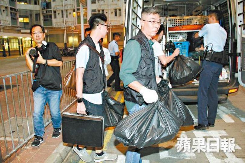 探員昨到場撿走多袋證物調查。黎家駒攝