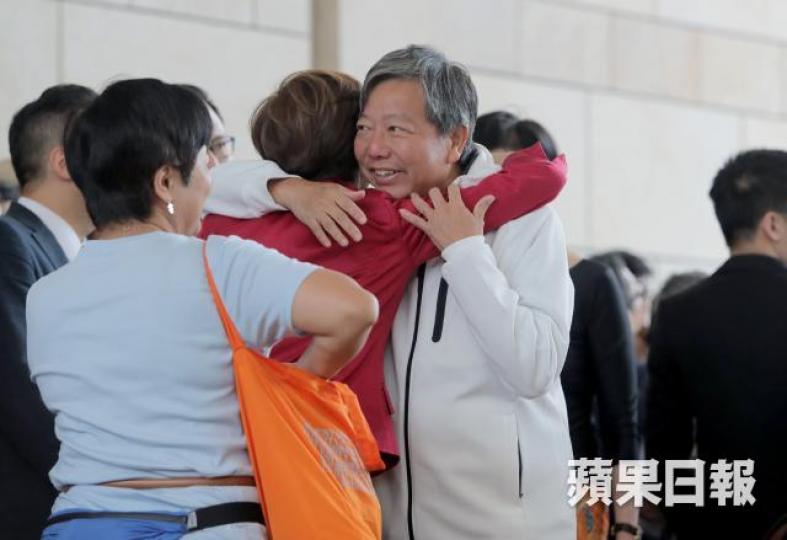 李卓人昨到西九龍裁判法院聲援佔中九子，其間與陳淑莊等人擁抱。