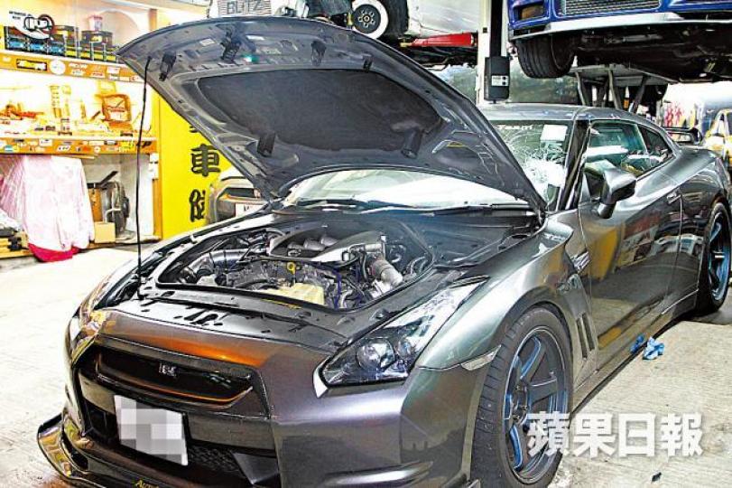 案發當日，車房內一部GT-R跑車被扑爛擋風玻璃。