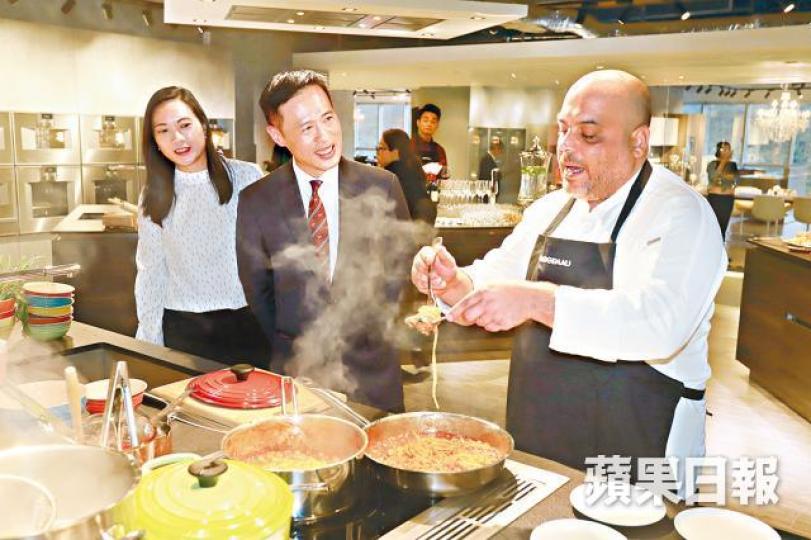 凱滙大部份單位為梗廚設計，集團更邀請外籍廚師即場使用爐具。譚德潤攝