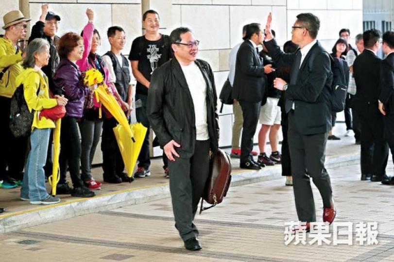陳健民（右）與戴耀廷（左）在庭外向支持者揮手致意。何家達攝張秀賢