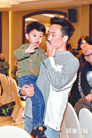 鄭中基指囝囝喜歡彈結他多過唱歌。鄭中基贊成立法打擊黃牛飛。 鄭中基指囝囝喜歡彈結他多過唱歌。鄭中基贊成立法打擊黃牛飛。