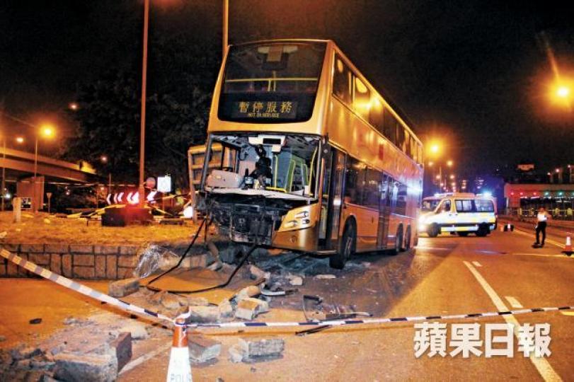 男生偷駕雙層九巴撞壆，車頭嚴重損毀。資料圖片