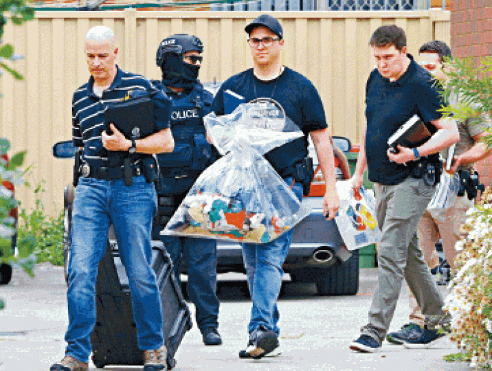 警方在一被捕者住所取走一批證物。路透社