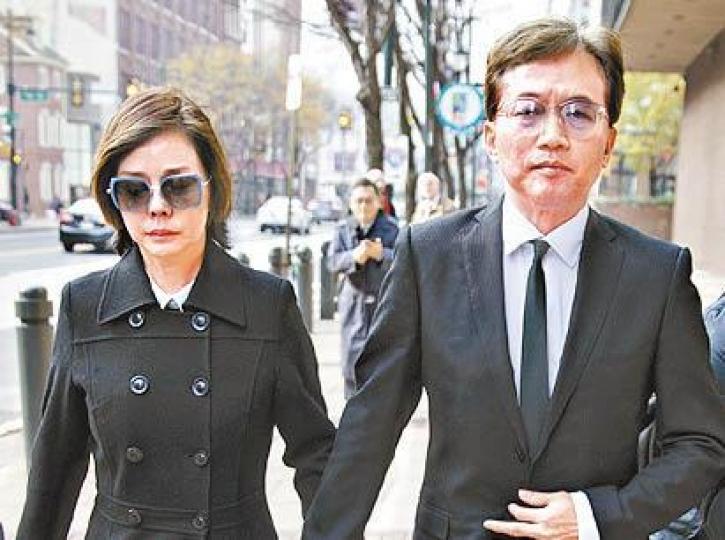 狄鶯和丈夫孫鵬在審判結束後牽着手離開法庭。