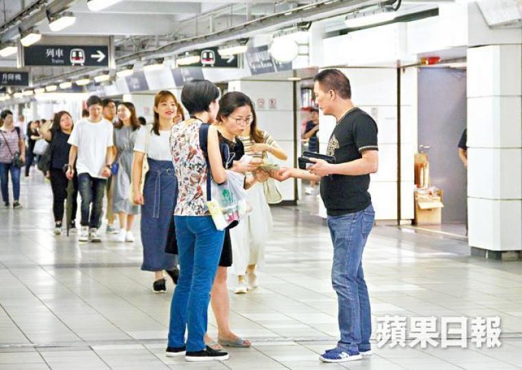 炒飛情況屢出現，有黃牛黨今年於港鐵站公然出售黃子華的棟篤笑門票。資料圖片