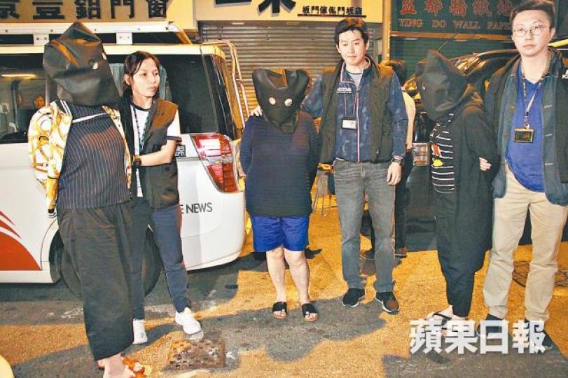 三名智利女子被警方蒙頭帶走。