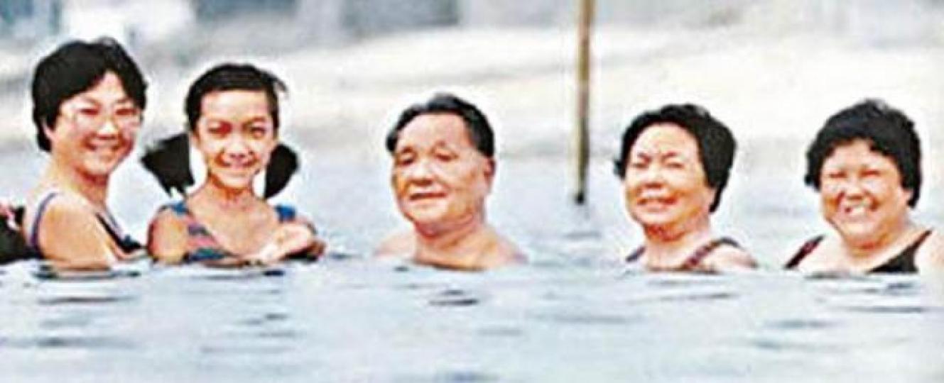 鄧小平1984年與妻子卓琳（右二）長女鄧林（右一）及細女鄧榕（左）等家人在北戴河海濱浴場留影。互聯網吳建常（左）1994年與潘廸生（右）主持深圳廸生名牌世界開幕。壹週刊圖片
