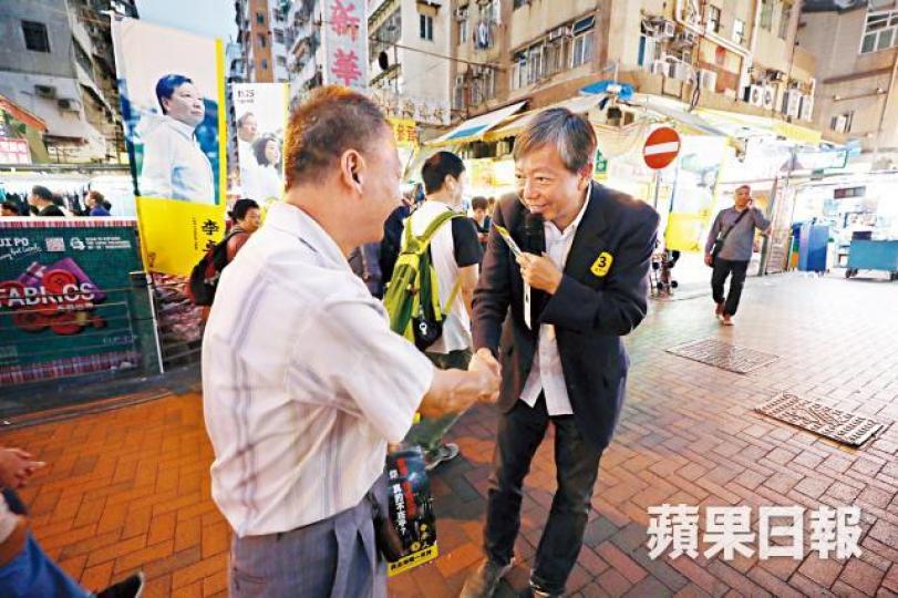 面對馮檢基及陳凱欣夾擊的李卓人昨到深水埗拉票。朱永倫攝馮檢基