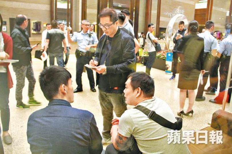 警員在麗豪酒店調查。黎家駒攝